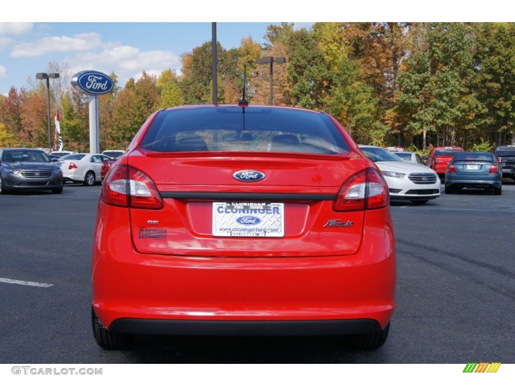 2013 Fiesta SE Sedan - Race Red / Charcoal Black photo #4