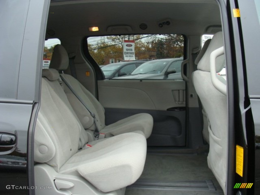 2012 Sienna LE - Black / Light Gray photo #21