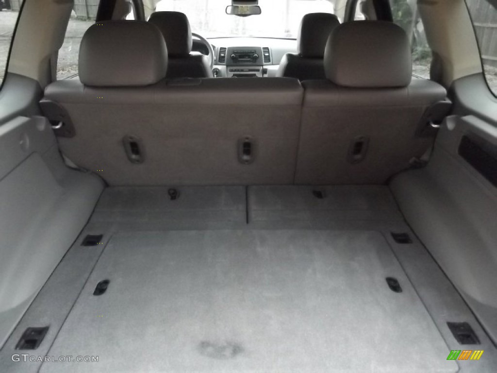 2005 Jeep Grand Cherokee Laredo 4x4 Trunk Photo #72752537