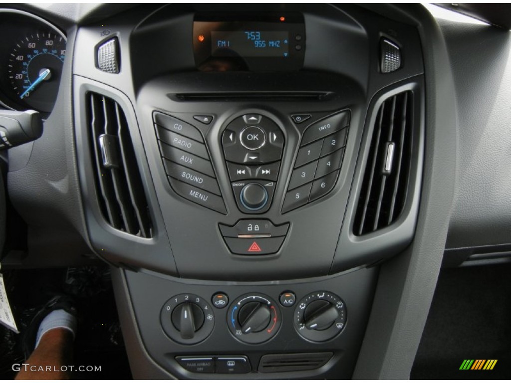2013 Ford Focus S Sedan Controls Photos