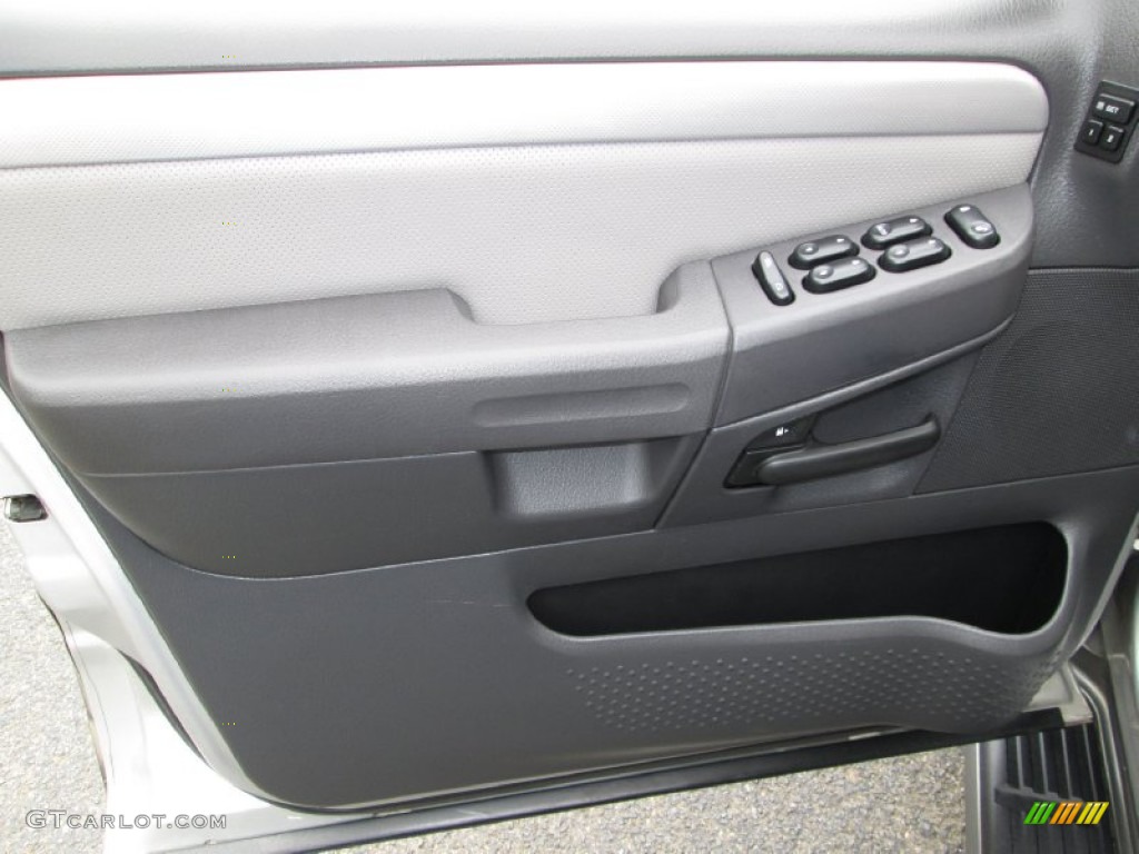 2005 Mercury Mountaineer V6 AWD Midnight Grey Door Panel Photo #72762835