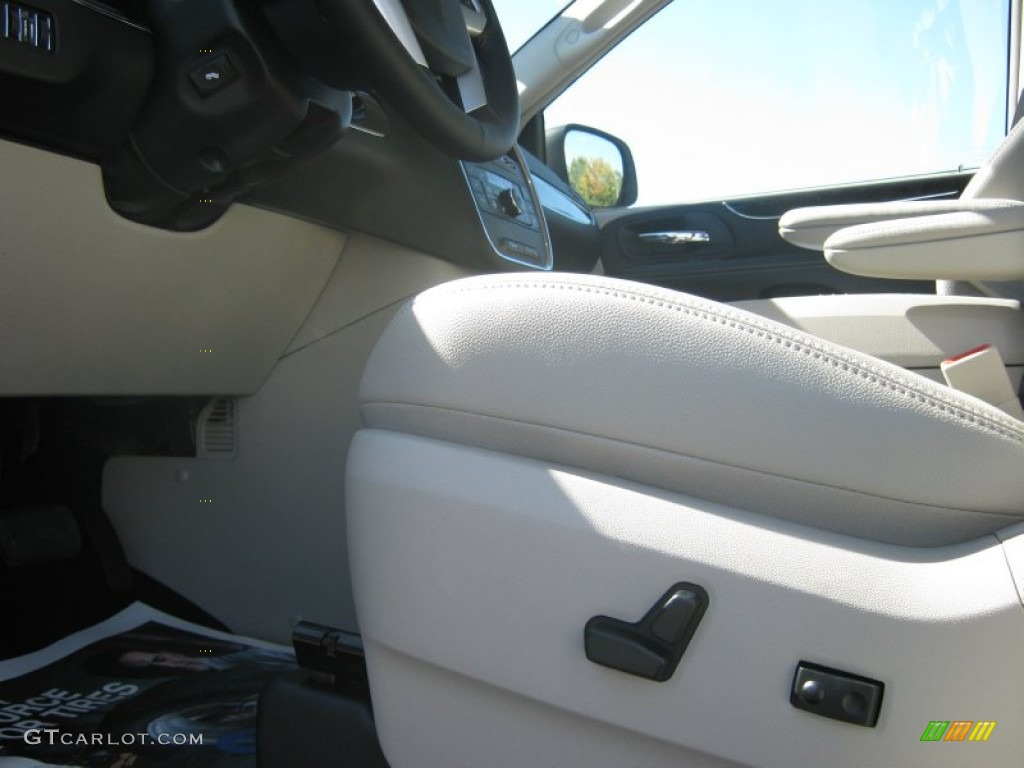 2013 Town & Country Touring - L - Crystal Blue Pearl / Dark Frost Beige/Medium Frost Beige photo #5