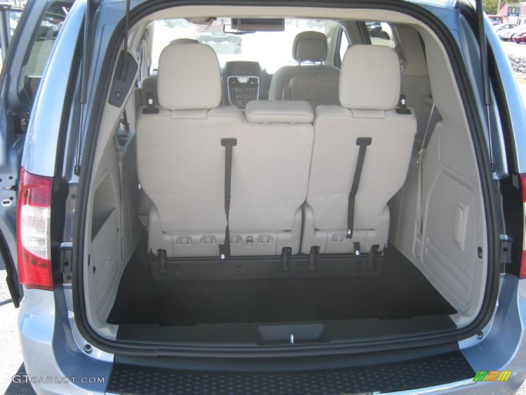 2013 Town & Country Touring - L - Crystal Blue Pearl / Dark Frost Beige/Medium Frost Beige photo #8