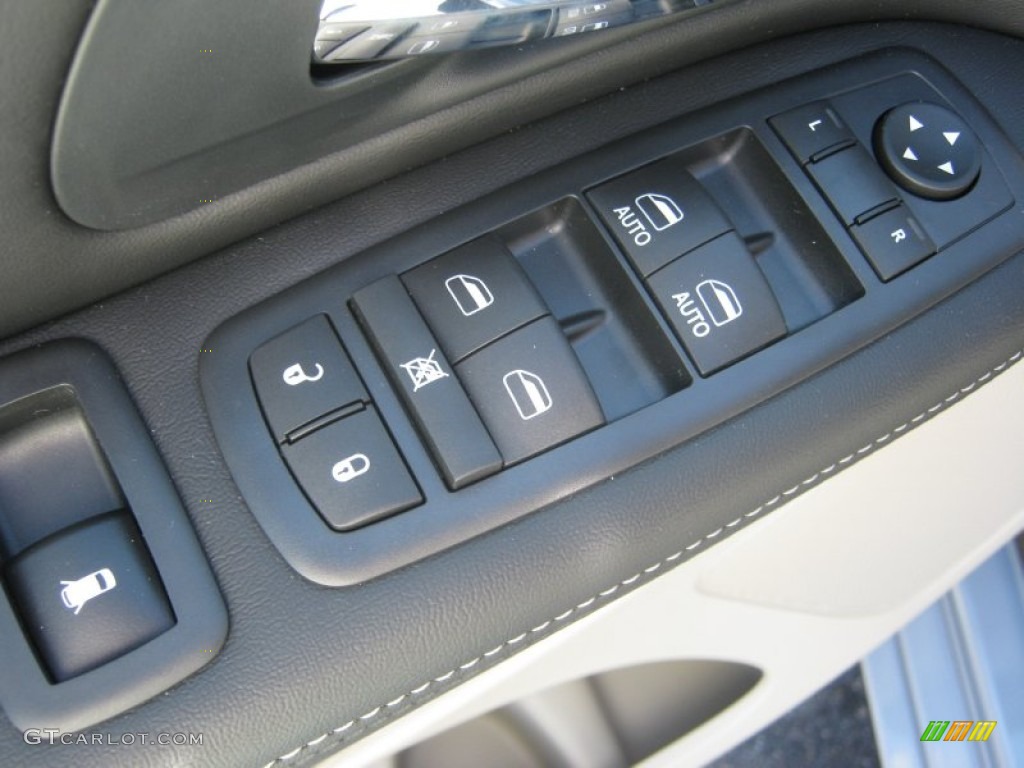 2013 Town & Country Touring - L - Crystal Blue Pearl / Dark Frost Beige/Medium Frost Beige photo #10