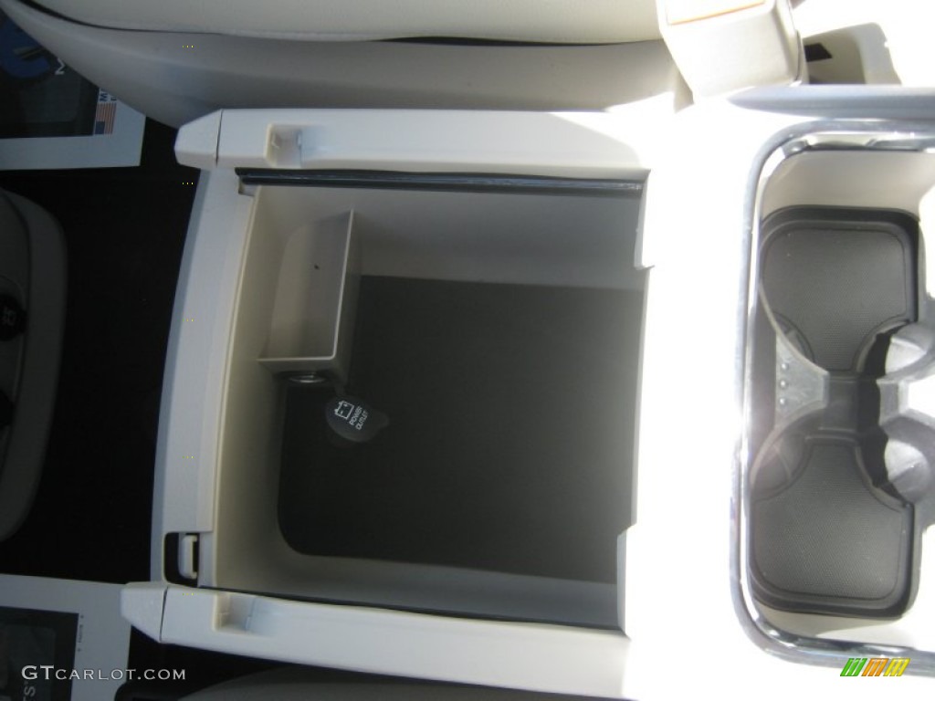 2013 Town & Country Touring - L - Crystal Blue Pearl / Dark Frost Beige/Medium Frost Beige photo #20