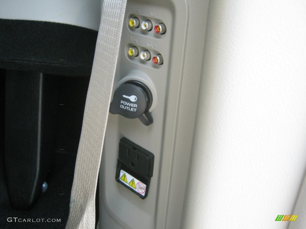 2013 Town & Country Touring - L - Crystal Blue Pearl / Dark Frost Beige/Medium Frost Beige photo #23