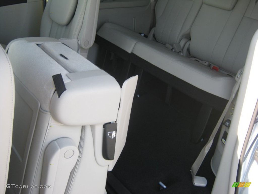 2013 Town & Country Touring - L - Crystal Blue Pearl / Dark Frost Beige/Medium Frost Beige photo #26