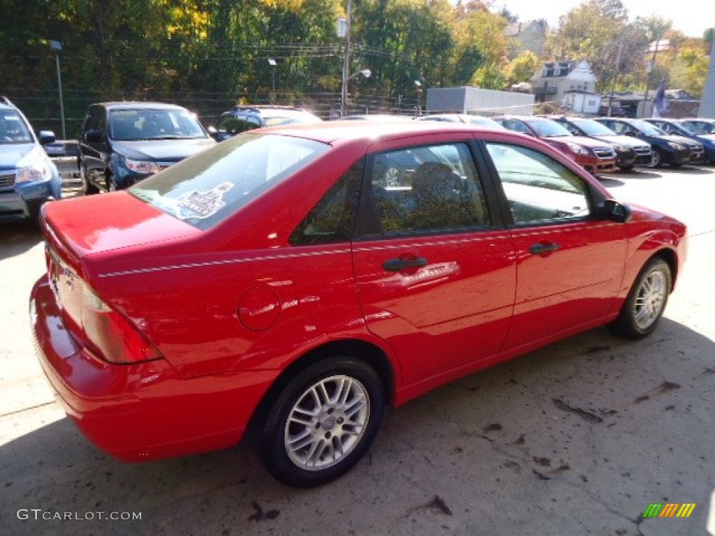 2005 Focus ZX4 SE Sedan - Infra-Red / Dark Flint/Light Flint photo #4