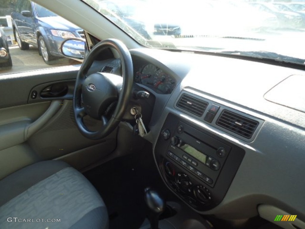 2005 Focus ZX4 SE Sedan - Infra-Red / Dark Flint/Light Flint photo #17