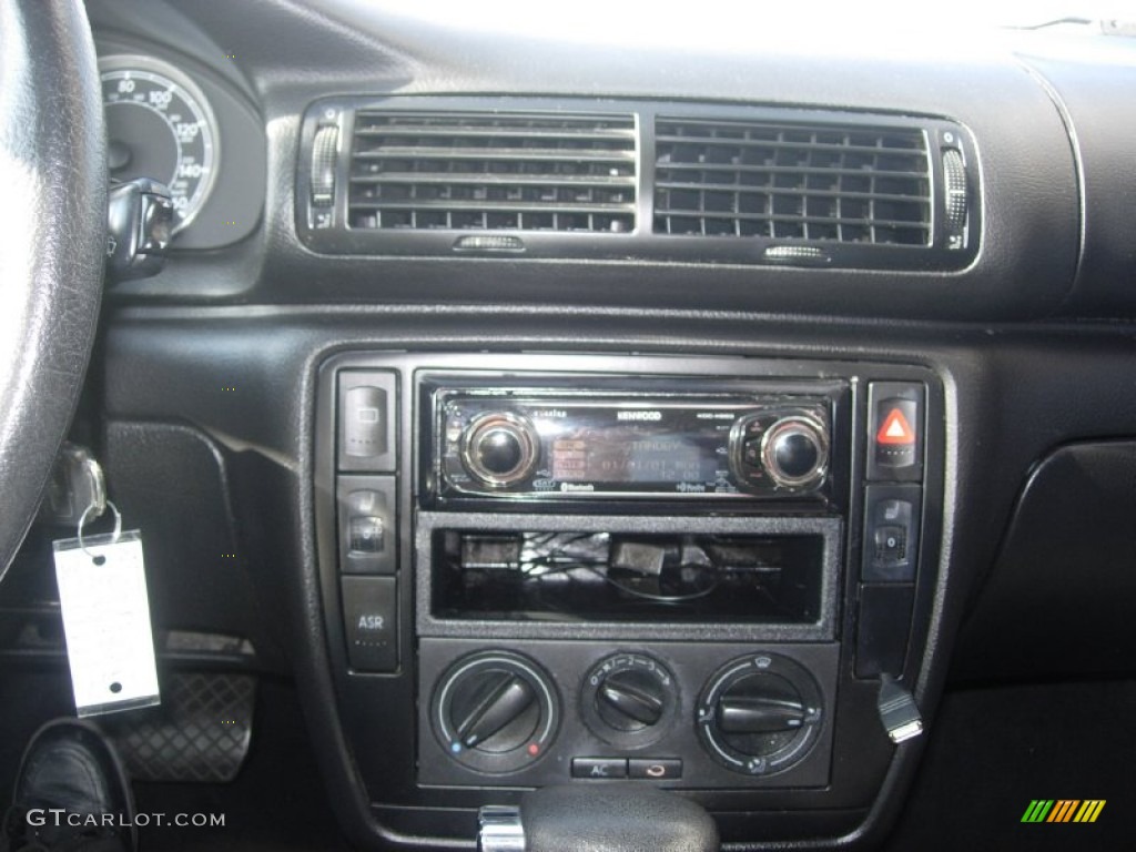 2002 Passat GLS Sedan - Mojave Beige Metallic / Grey photo #3