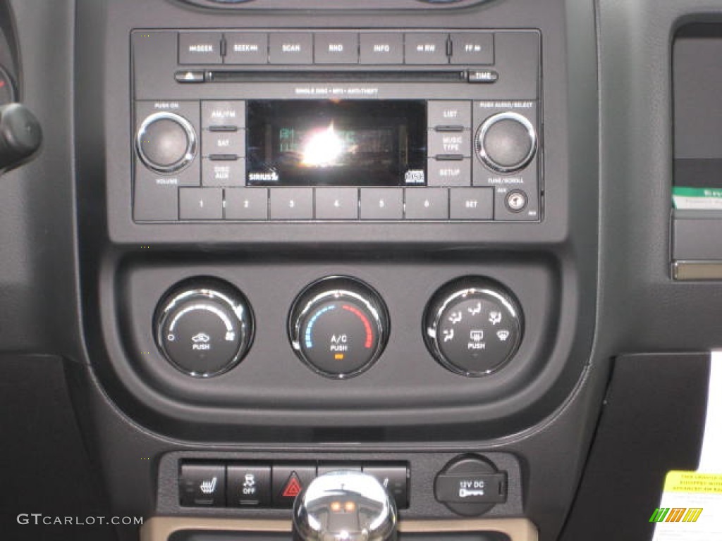 2012 Compass Latitude 4x4 - Rescue Green Metallic / Dark Slate Gray photo #6