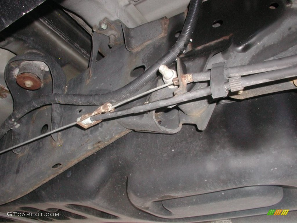 2005 Ford F150 XLT SuperCab 4x4 Undercarriage Photo #72814336