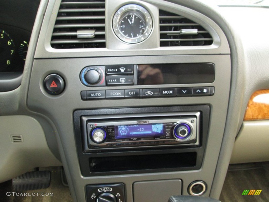 2001 Infiniti QX4 4x4 Controls Photo #72844860