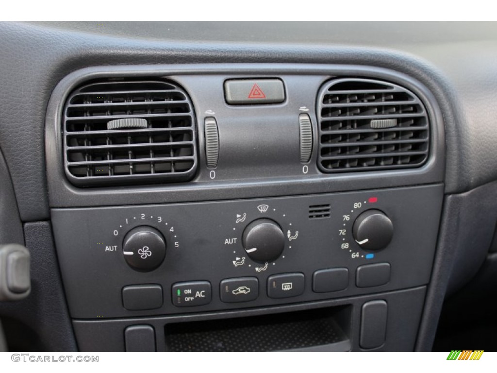 2004 Volvo V40 Standard V40 Model Controls Photo #72846197
