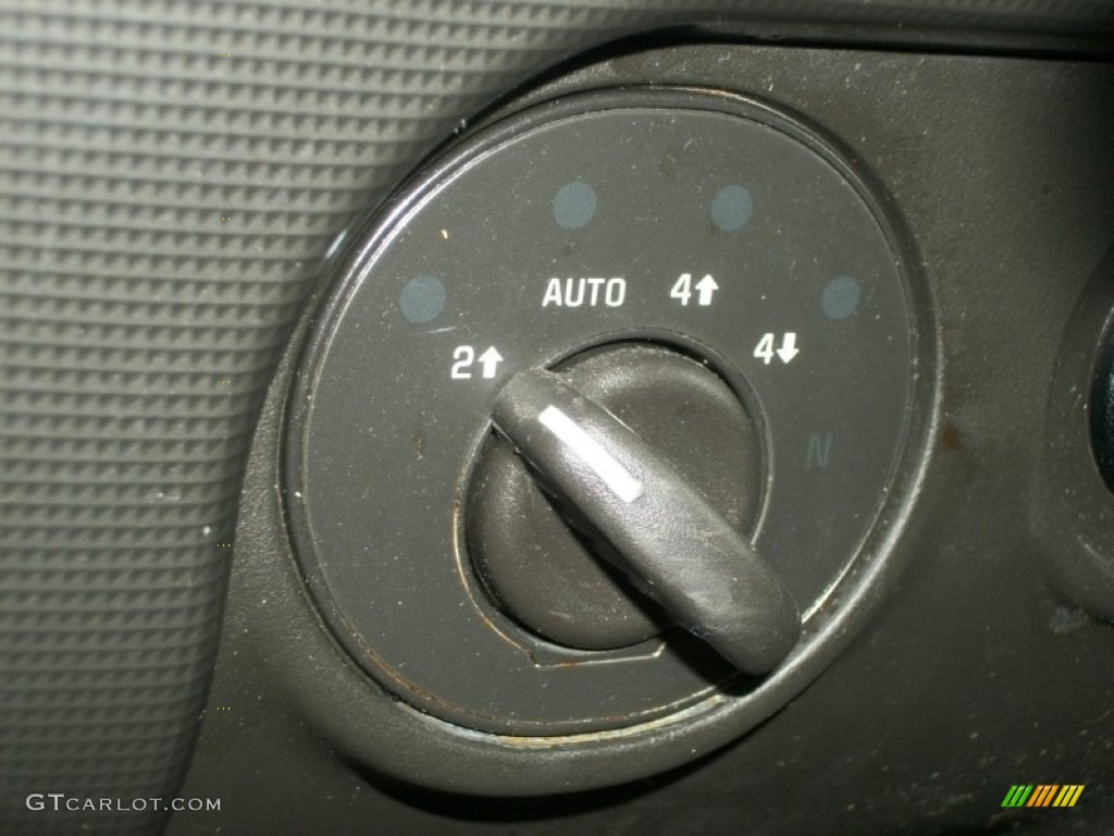 2009 GMC Envoy SLE 4x4 Controls Photo #72865812