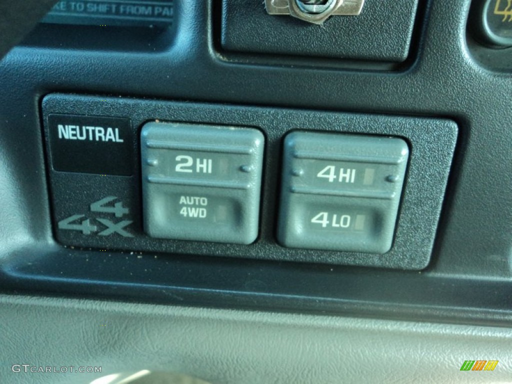 1998 GMC Suburban 1500 4x4 Controls Photo #72868365