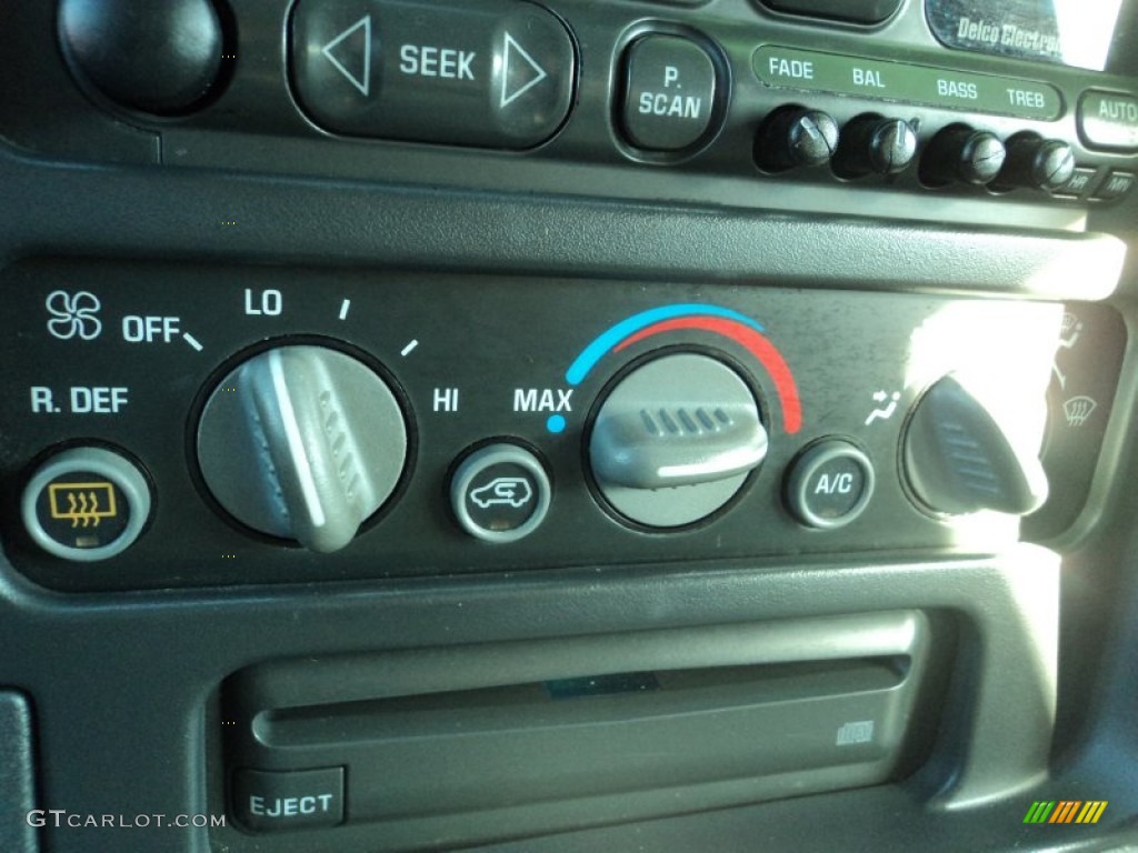 1998 GMC Suburban 1500 4x4 Controls Photo #72868413
