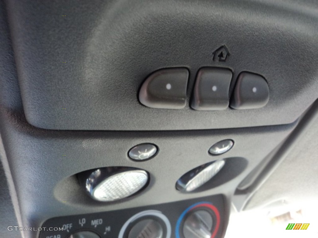 1998 GMC Suburban 1500 4x4 Controls Photo #72868554