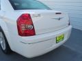 Bright White - 300 Touring Photo No. 19