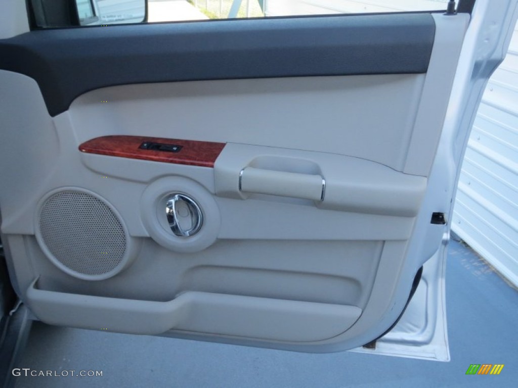 2006 Jeep Commander Limited Saddle Brown Door Panel Photo #72881724