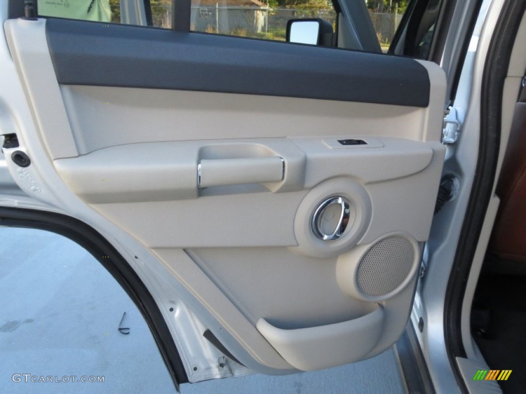 2006 Jeep Commander Limited Saddle Brown Door Panel Photo #72881874