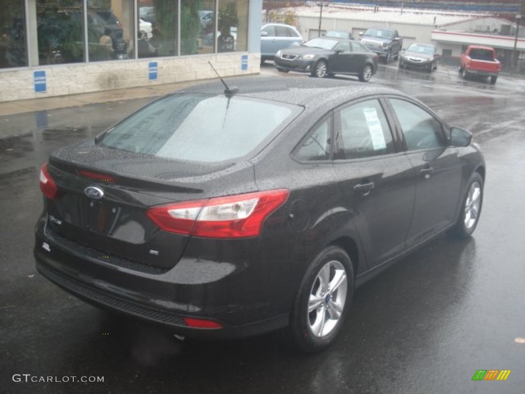 2013 Focus SE Sedan - Tuxedo Black / Charcoal Black photo #8