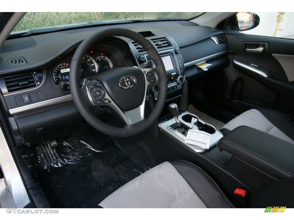 Black/Ash Interior 2012 Toyota Camry SE V6 Photo #72918133