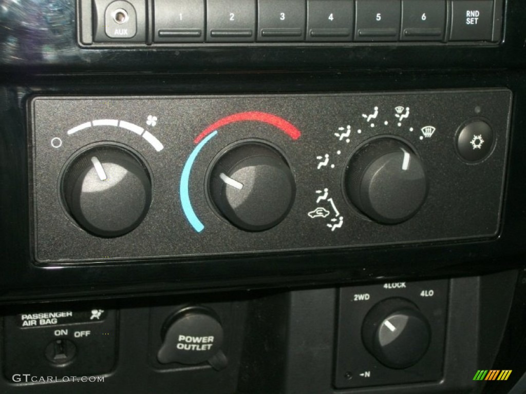 2006 Dodge Dakota Night Runner Club Cab 4x4 Controls Photo #72931423