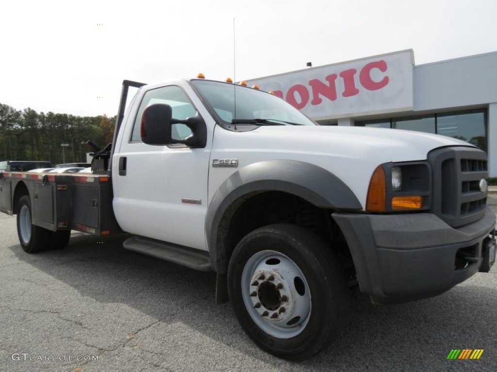 2005 F550 Super Duty XL Crew Cab Chassis Utility - Oxford White / Medium Flint photo #1