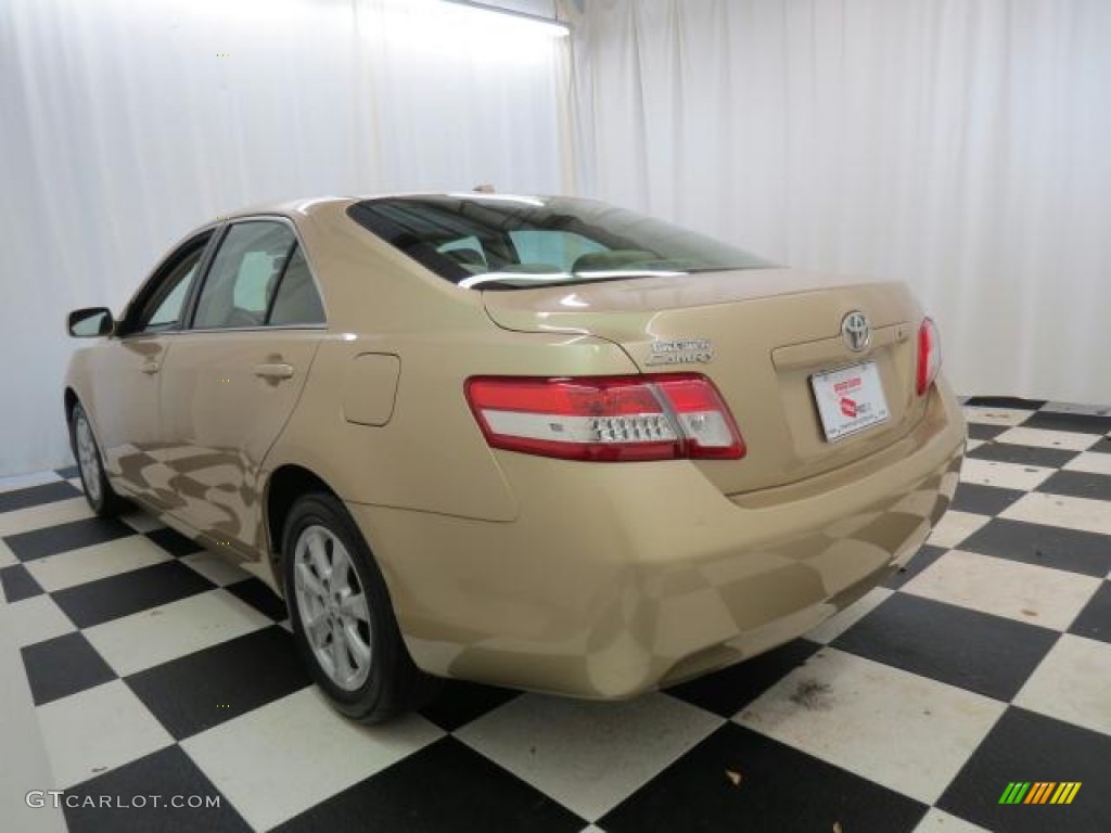 2010 Camry LE - Sandy Beach Metallic / Bisque photo #29