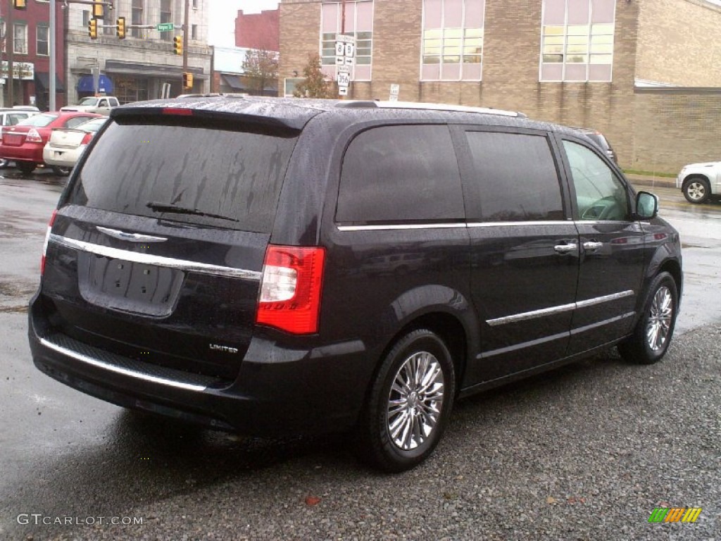 2011 Town & Country Limited - Brilliant Black Crystal Pearl / Black/Light Graystone photo #5