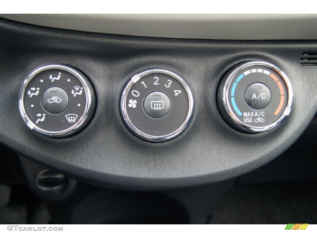 2013 Toyota Yaris L 3 Door Controls Photo #72973564