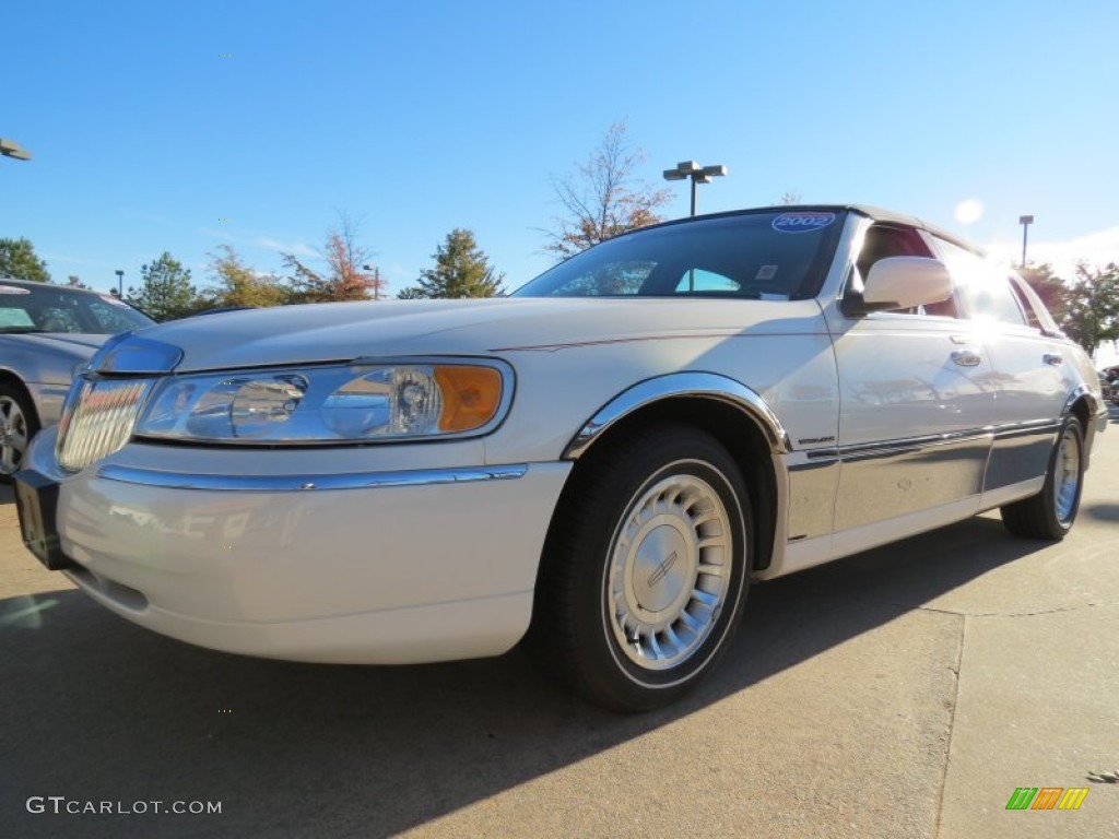 2002 Town Car Executive - White Pearlescent Metallic / Deep Charcoal photo #1