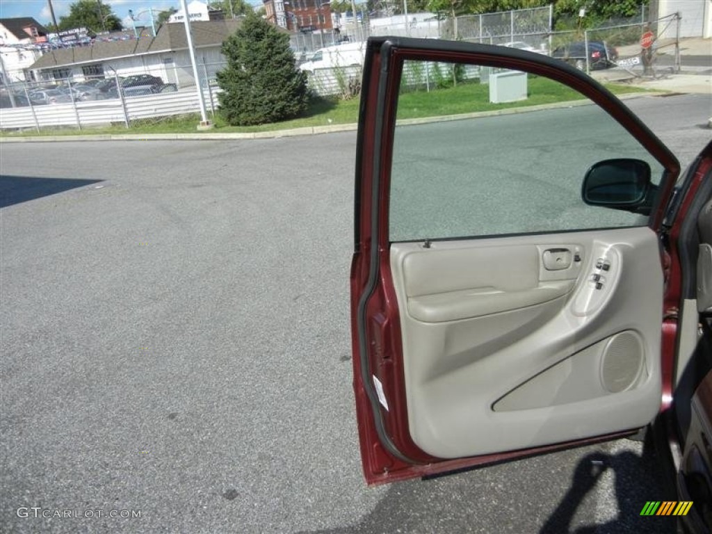 2002 Caravan Sport - Dark Garnet Red Pearl / Sandstone photo #31