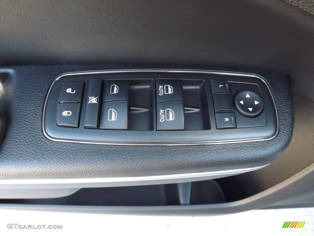 2013 Chrysler 300 C Controls Photo #72981315