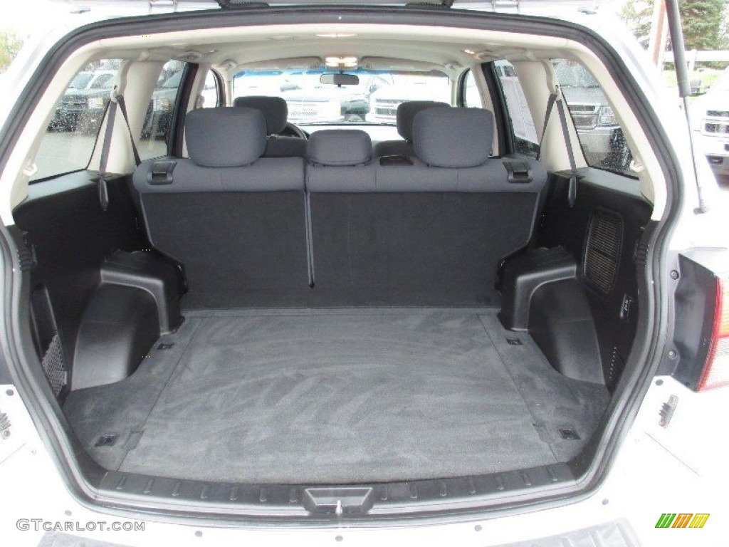 2006 Mitsubishi Endeavor LS AWD Trunk Photos