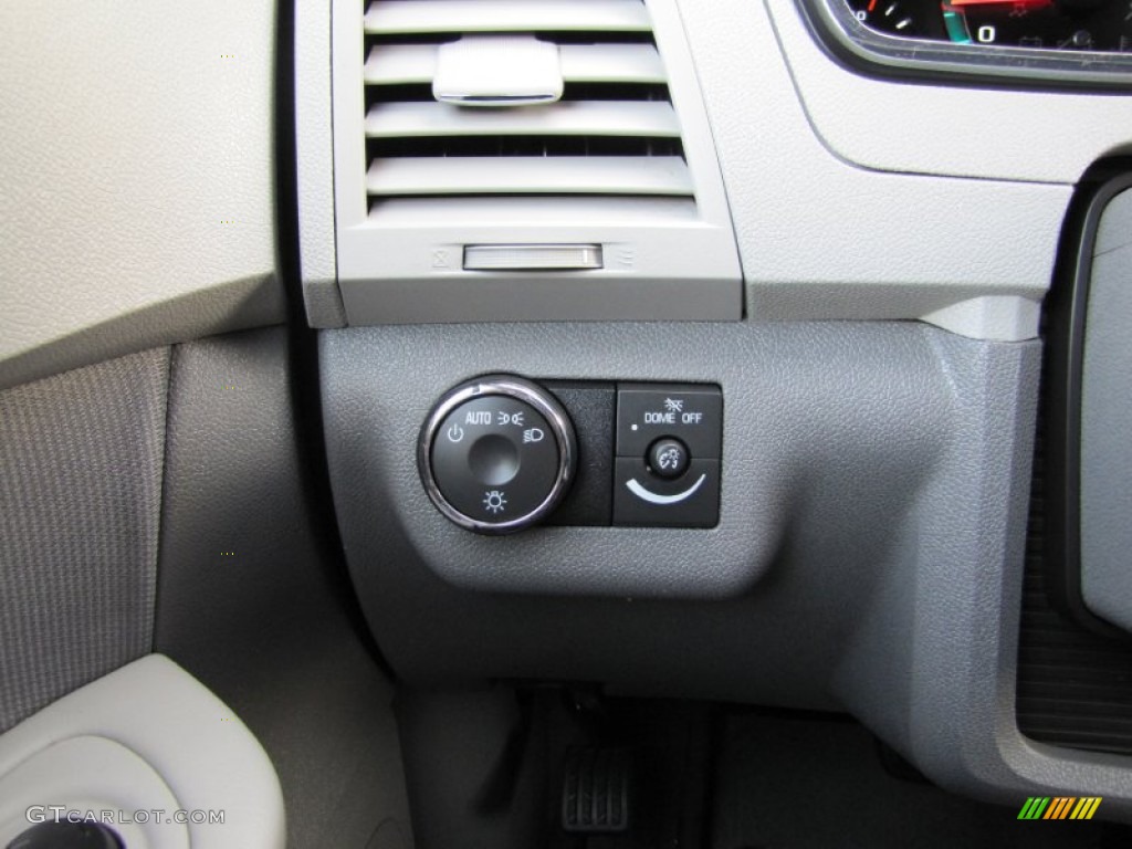 2011 Traverse LS AWD - Silver Ice Metallic / Dark Gray/Light Gray photo #17