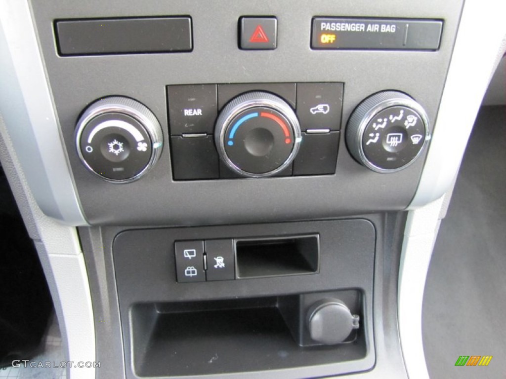 2011 Traverse LS AWD - Silver Ice Metallic / Dark Gray/Light Gray photo #22