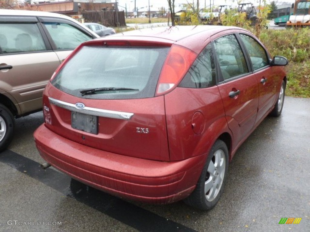 2002 Focus ZX5 Hatchback - Sangria Red Metallic / Medium Graphite photo #2