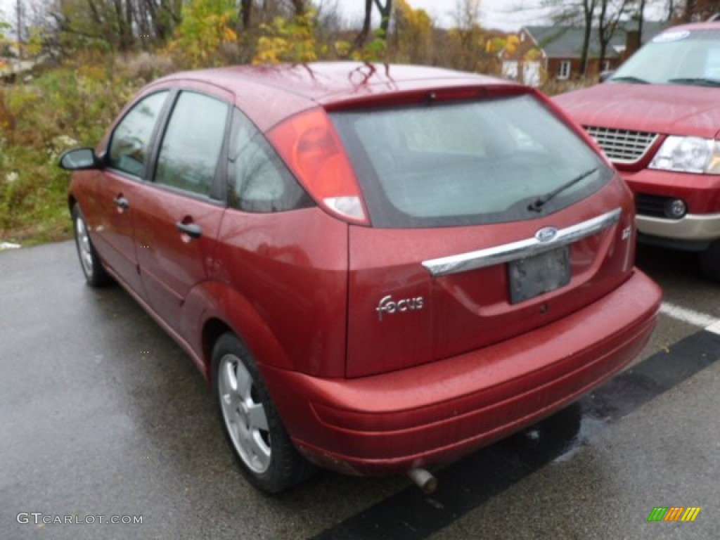2002 Focus ZX5 Hatchback - Sangria Red Metallic / Medium Graphite photo #3