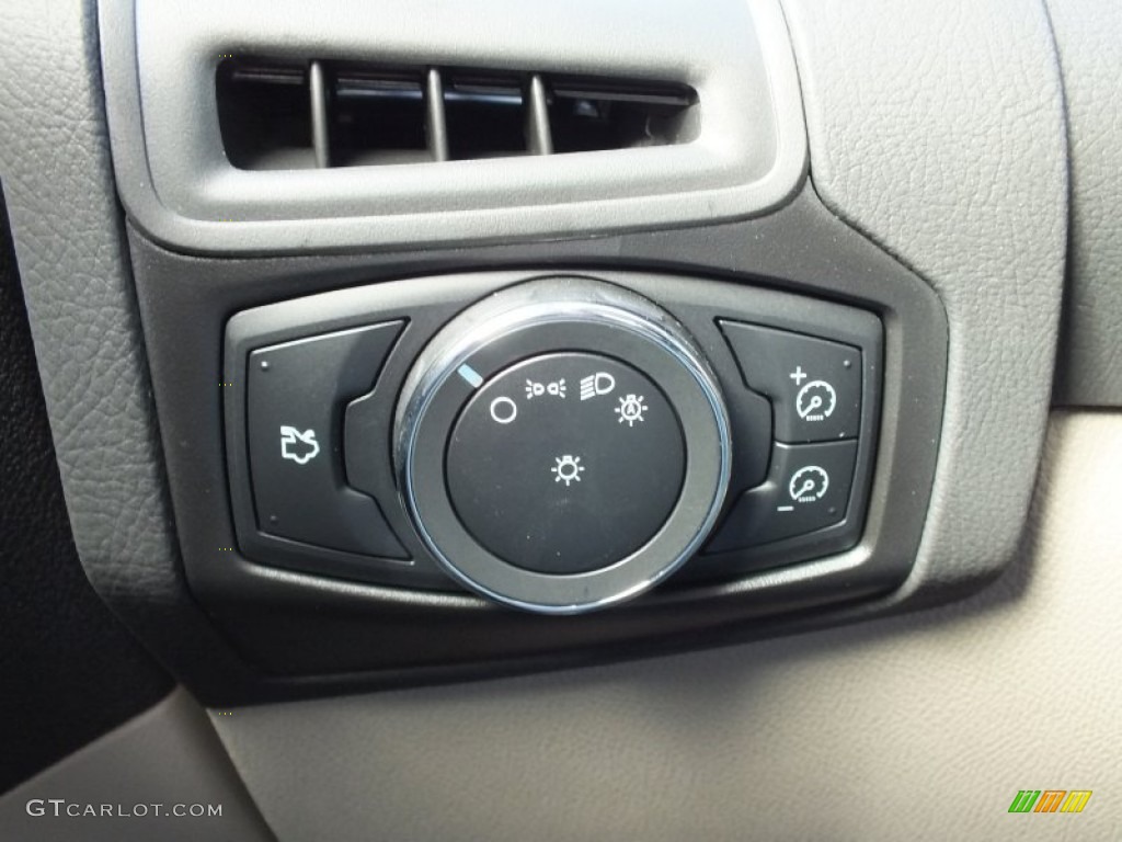 2013 Ford Focus SE Sedan Controls Photo #73021219