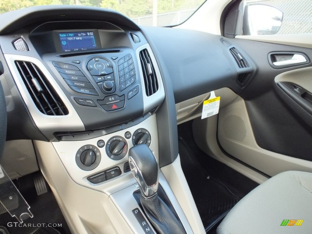 2013 Ford Focus SE Sedan Controls Photo #73021300