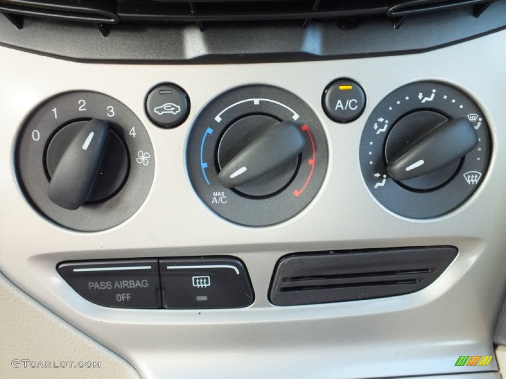 2013 Ford Focus SE Sedan Controls Photo #73021369