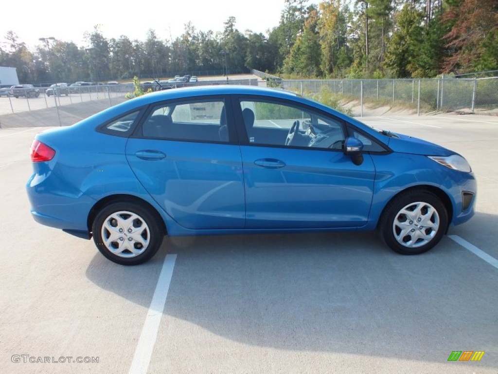 2013 Fiesta SE Sedan - Blue Candy / Charcoal Black photo #2