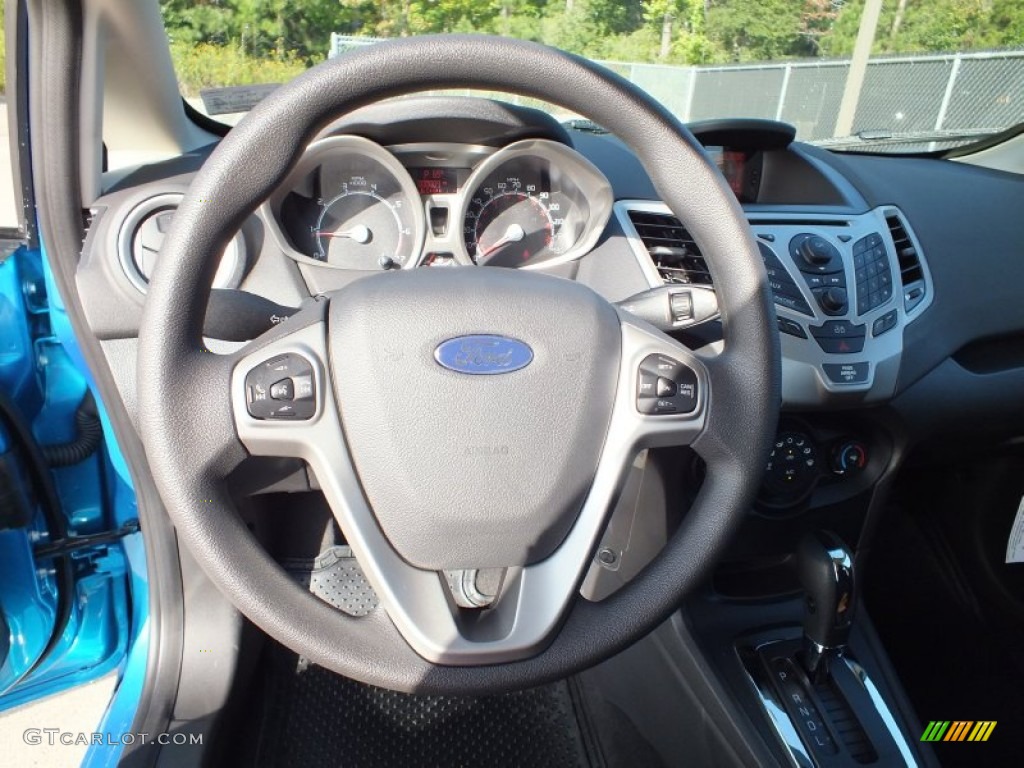 2013 Ford Fiesta SE Sedan Charcoal Black Steering Wheel Photo #73022458