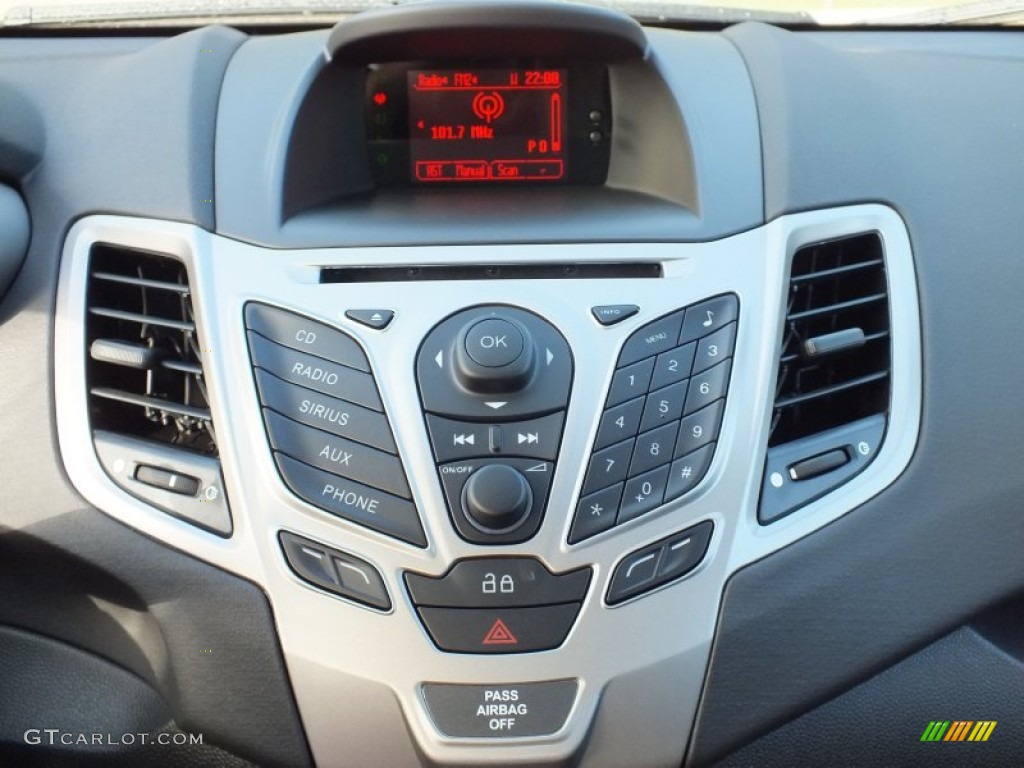 2013 Ford Fiesta SE Sedan Controls Photo #73022551