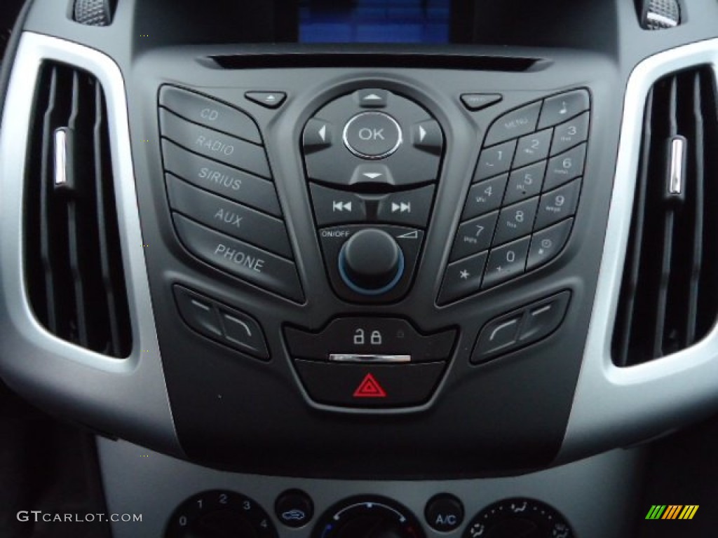 2013 Ford Focus SE Sedan Controls Photo #73023043