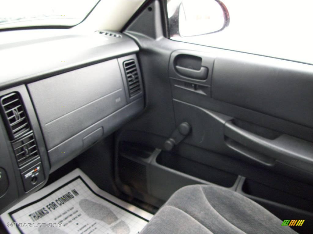 2004 Dakota SXT Regular Cab 4x4 - Flame Red / Dark Slate Gray photo #11