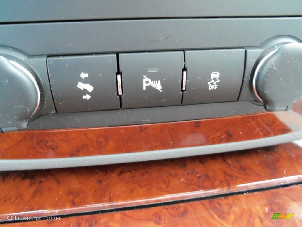 2013 Chevrolet Avalanche LTZ 4x4 Black Diamond Edition Controls Photo #73024855