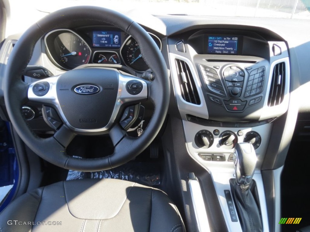 2013 Ford Focus SE Sedan Charcoal Black Dashboard Photo #73030708